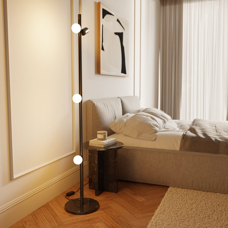 Hula modulare Stehleuchte mit Glaskugeln und Spotlight im Schlafzimmer